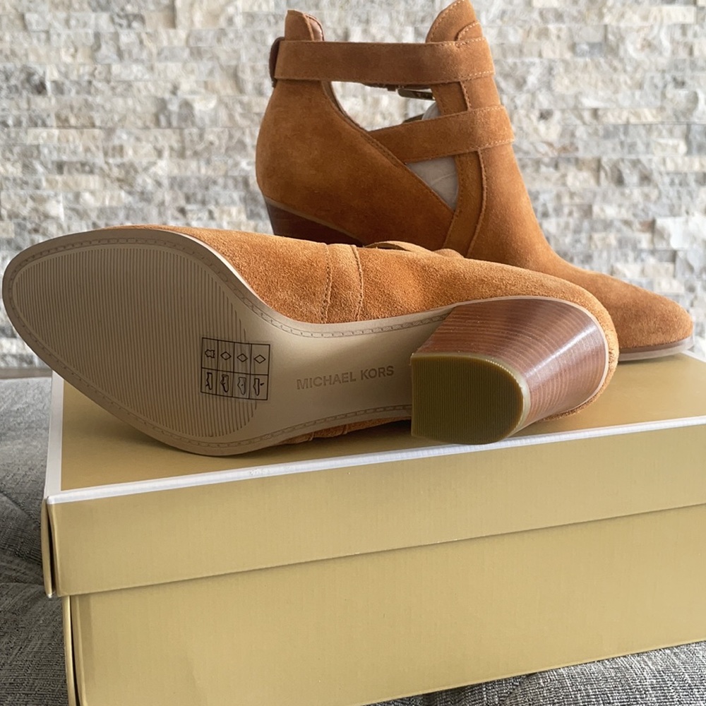 Brand new Michael Kors Walden Suede Bootie woman's size 8.5 - Picture 4 of 4
